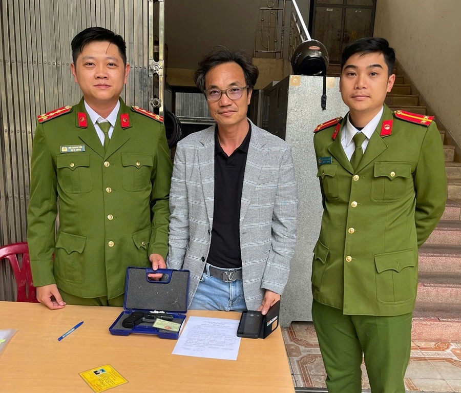 Công an phường Lê Chân vận động thu hồi 1 khẩu súng và hơn 11kg pháo